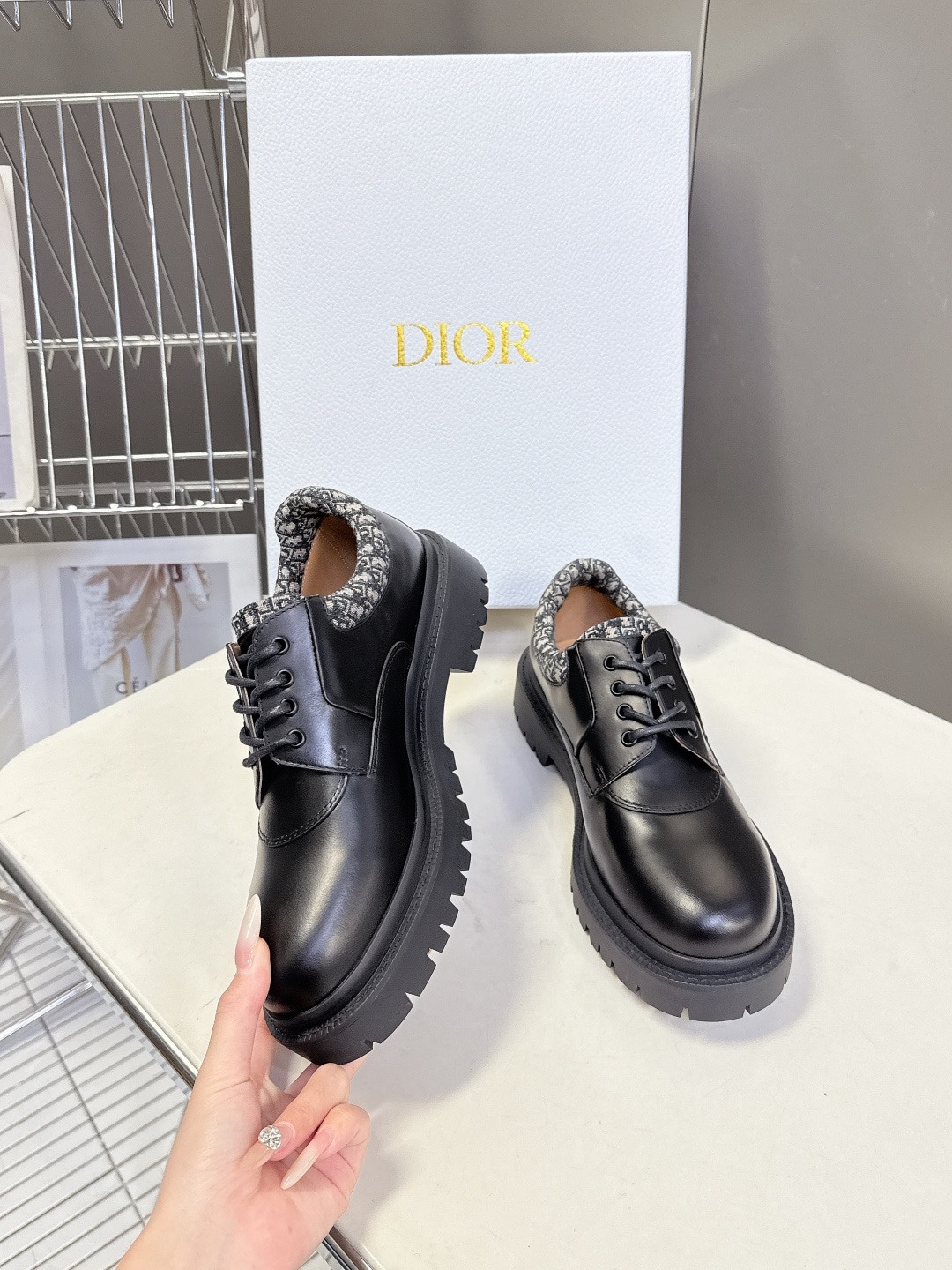 디올 익스플로러 더비 슈즈