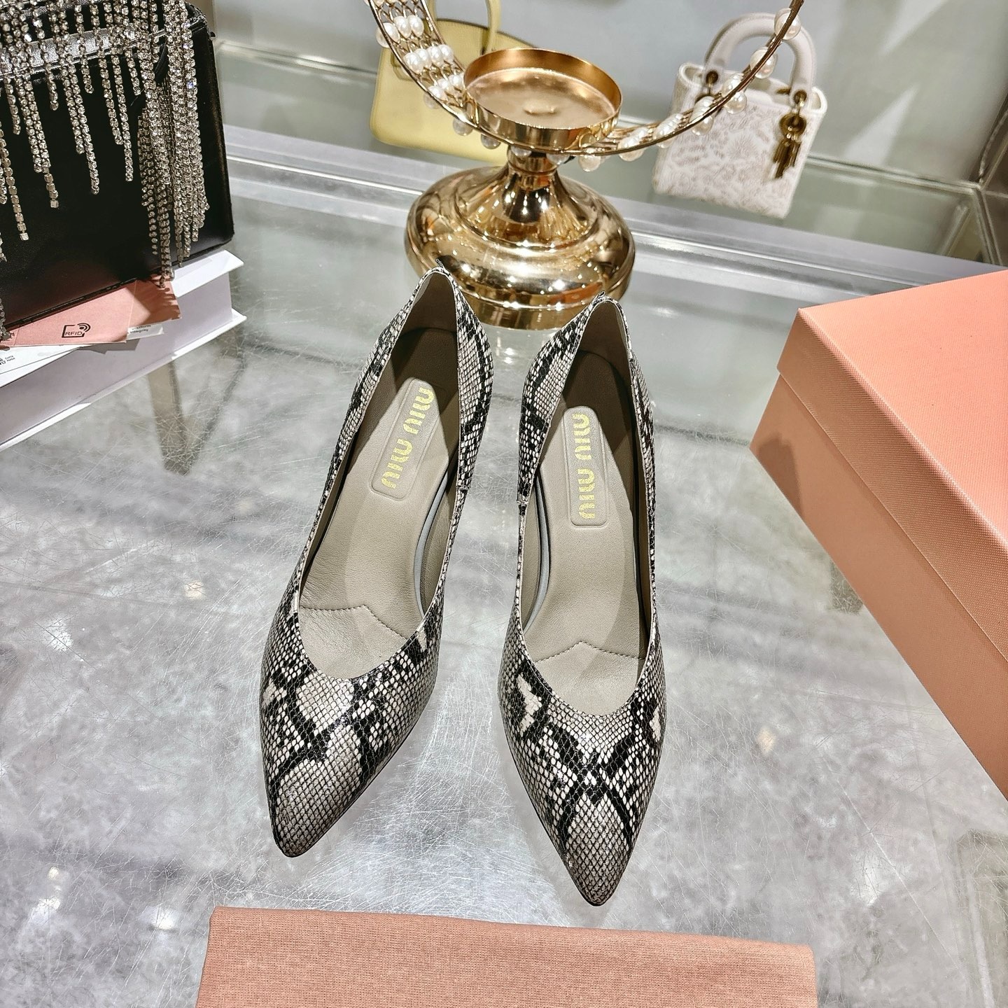 미우미우 26 신상 스틸레토 펌프스