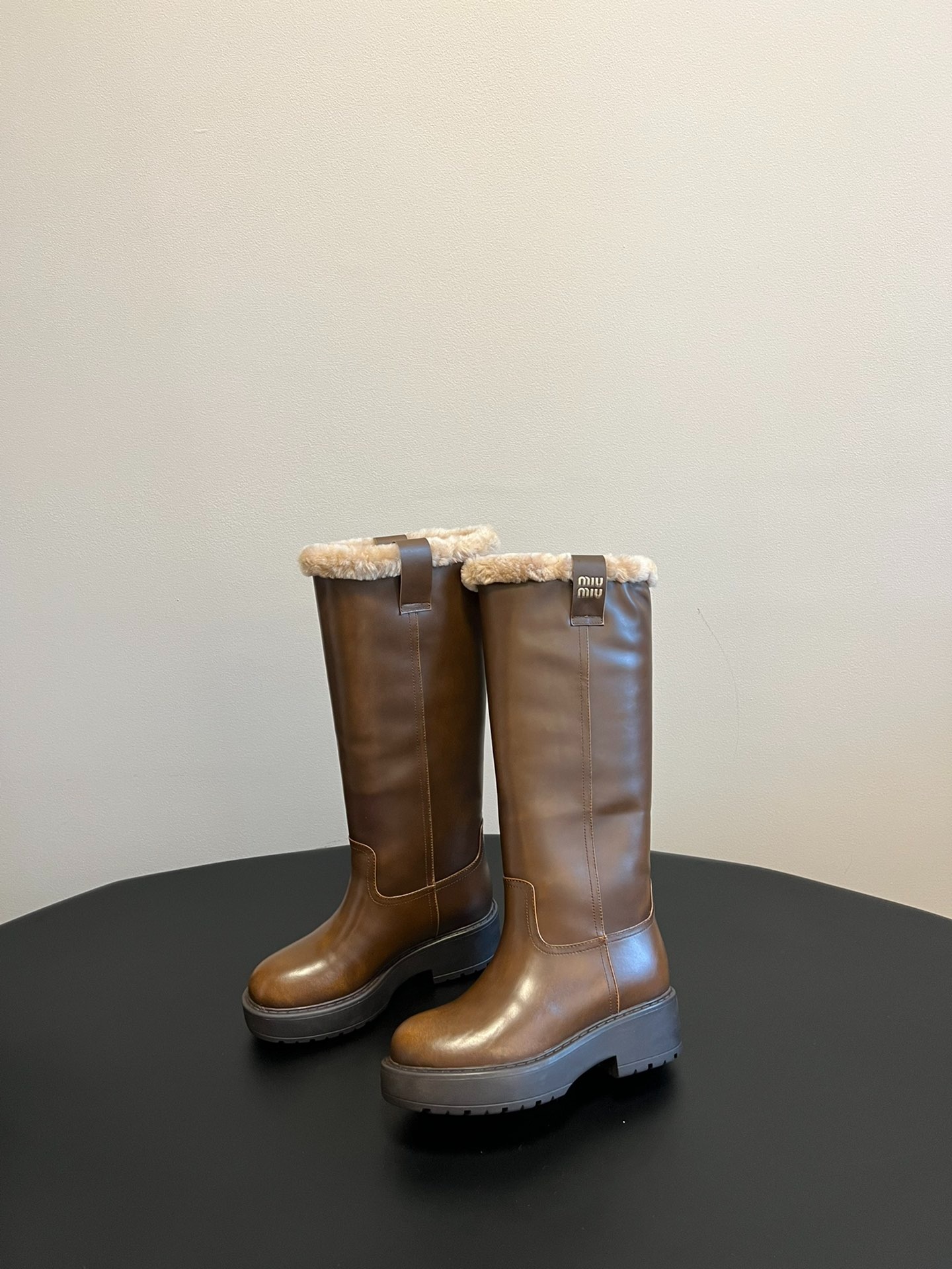 미우미우 통굽일자 양털부츠