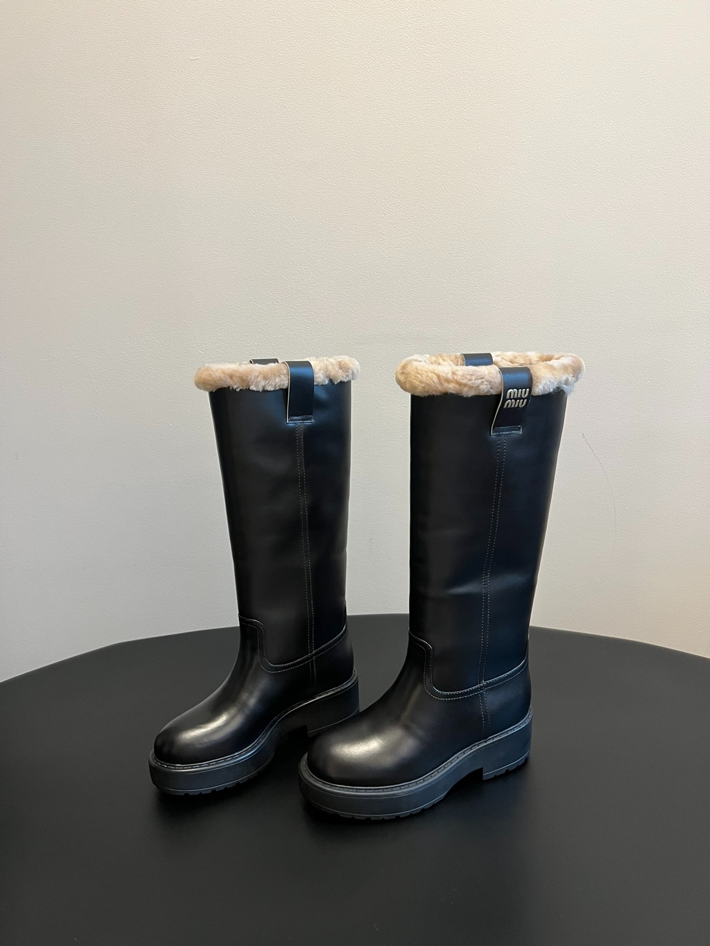 미우미우 통굽일자 양털부츠