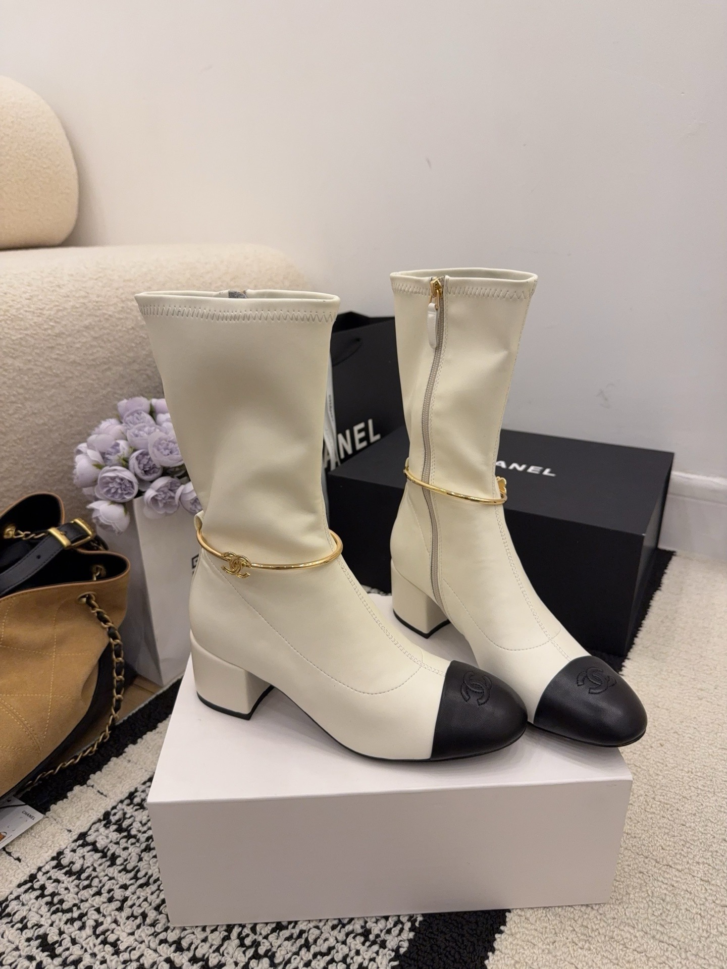 샤넬 26 신상 통굽 앵클부츠