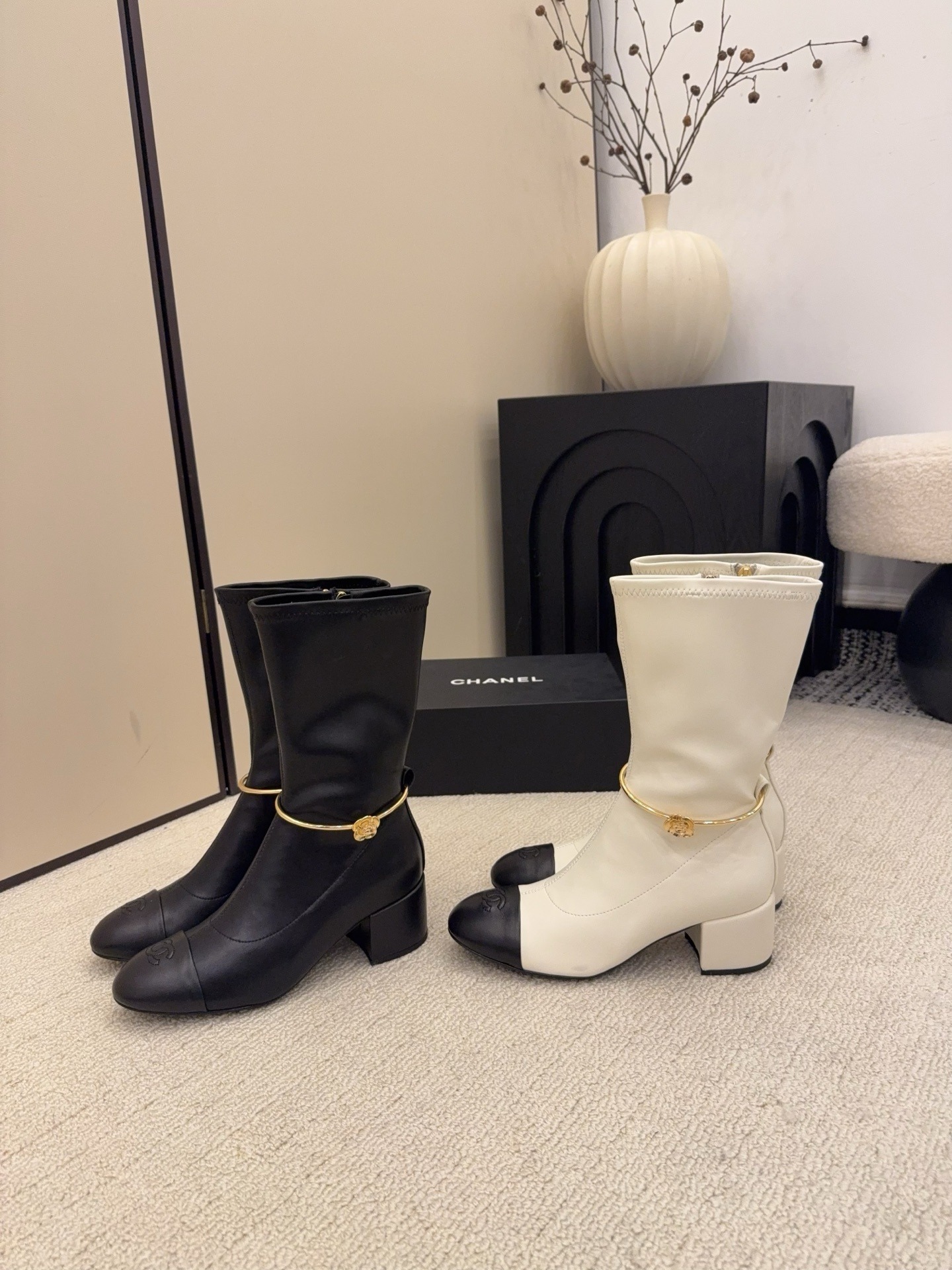 샤넬 26 신상 통굽 앵클부츠