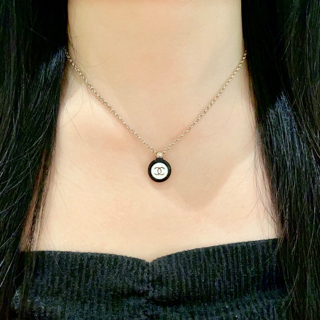 샤넬 이니셜 목걸이