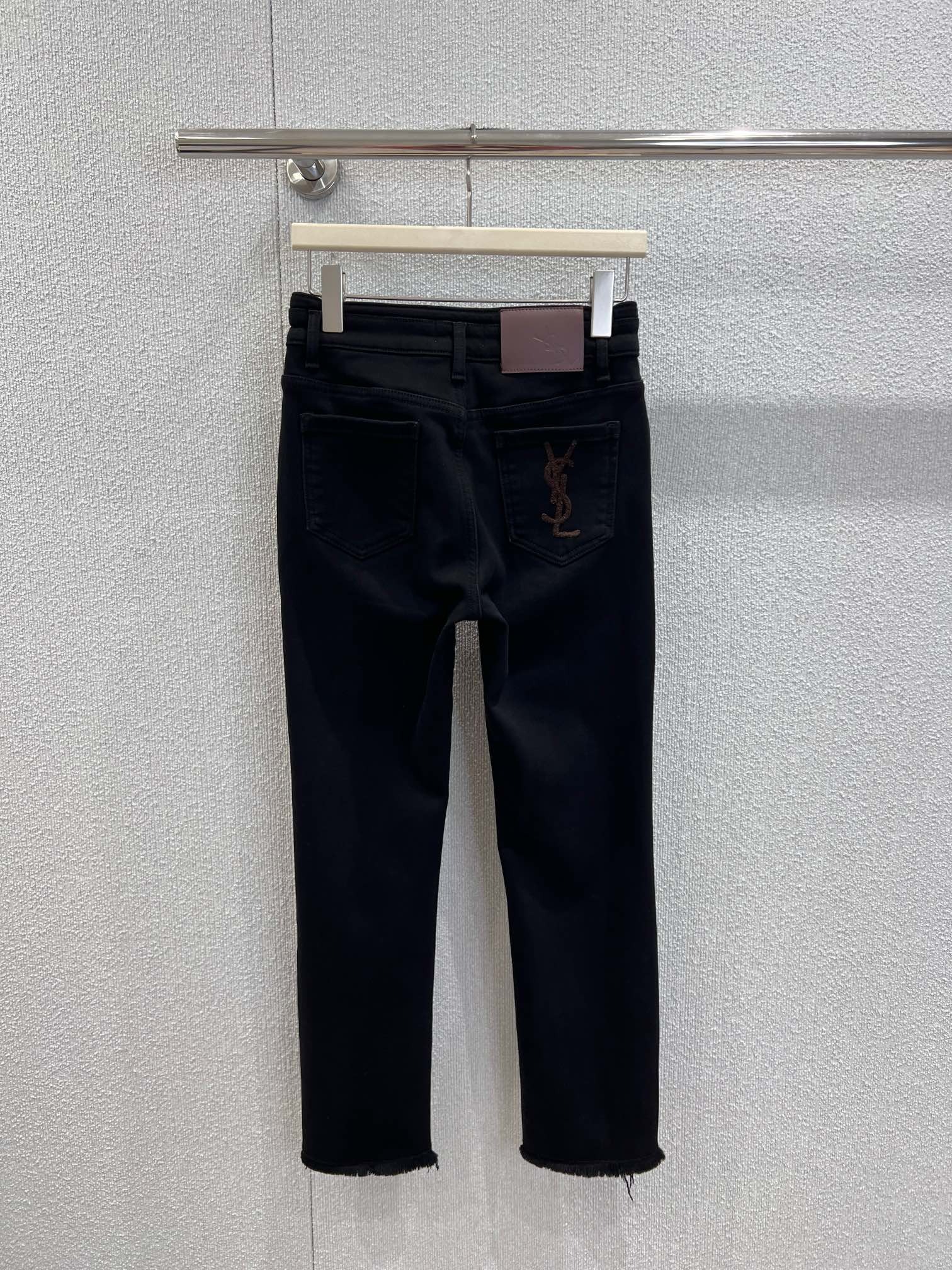 입생로랑 신상 레터링 자수 스판 데님 팬츠