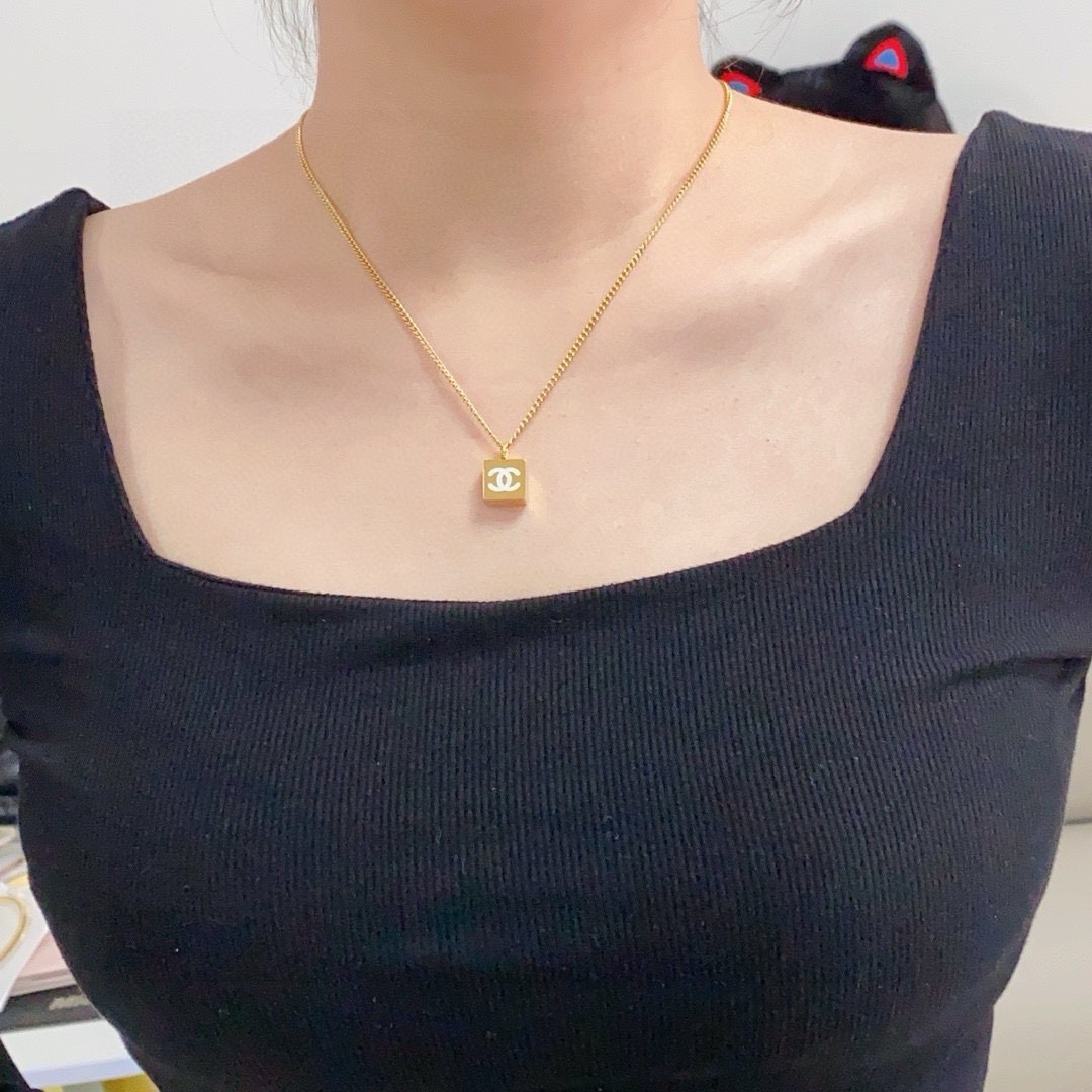 샤넬 신상 골드&화이트 양면 목걸이