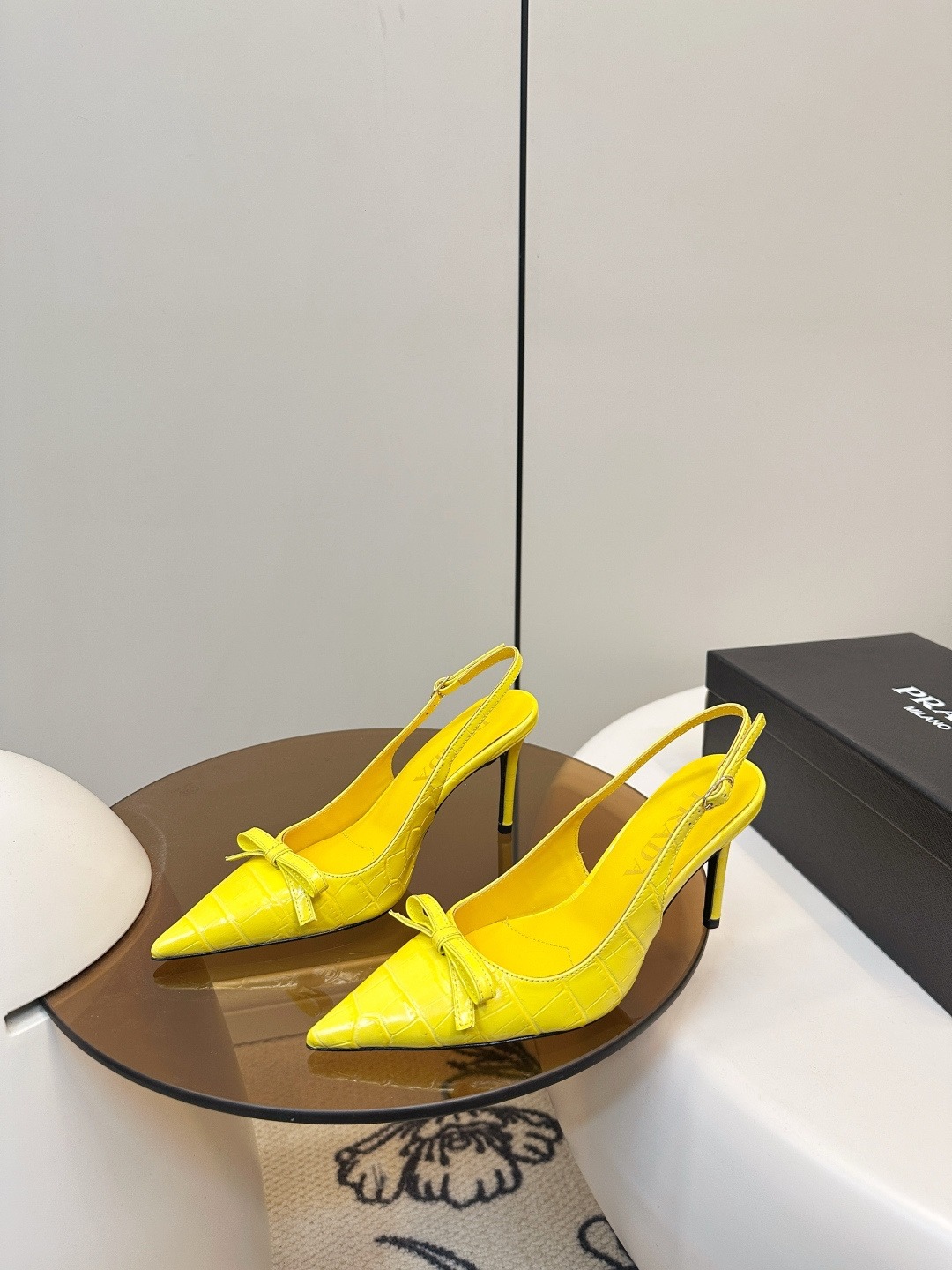 프라다 리본 힐 샌들