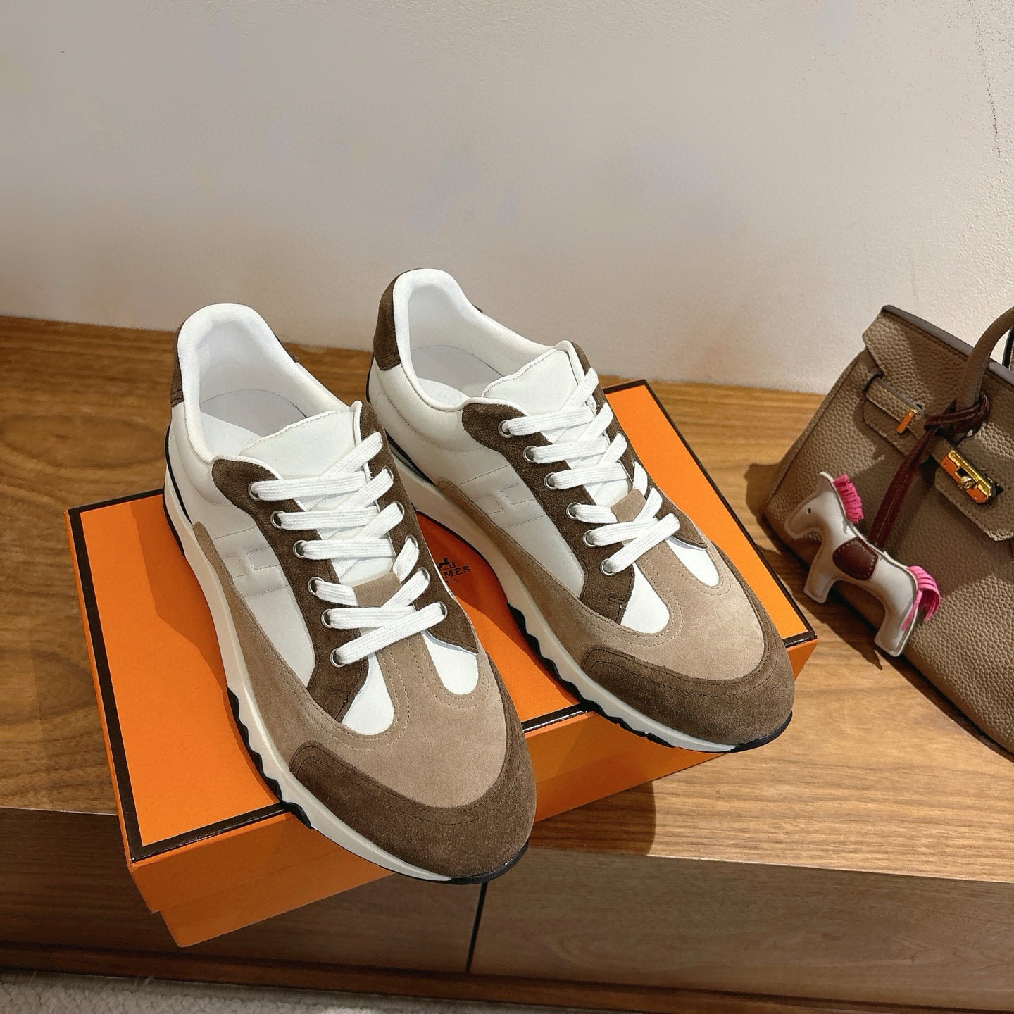 에르메스 신상 트레일 스니커즈