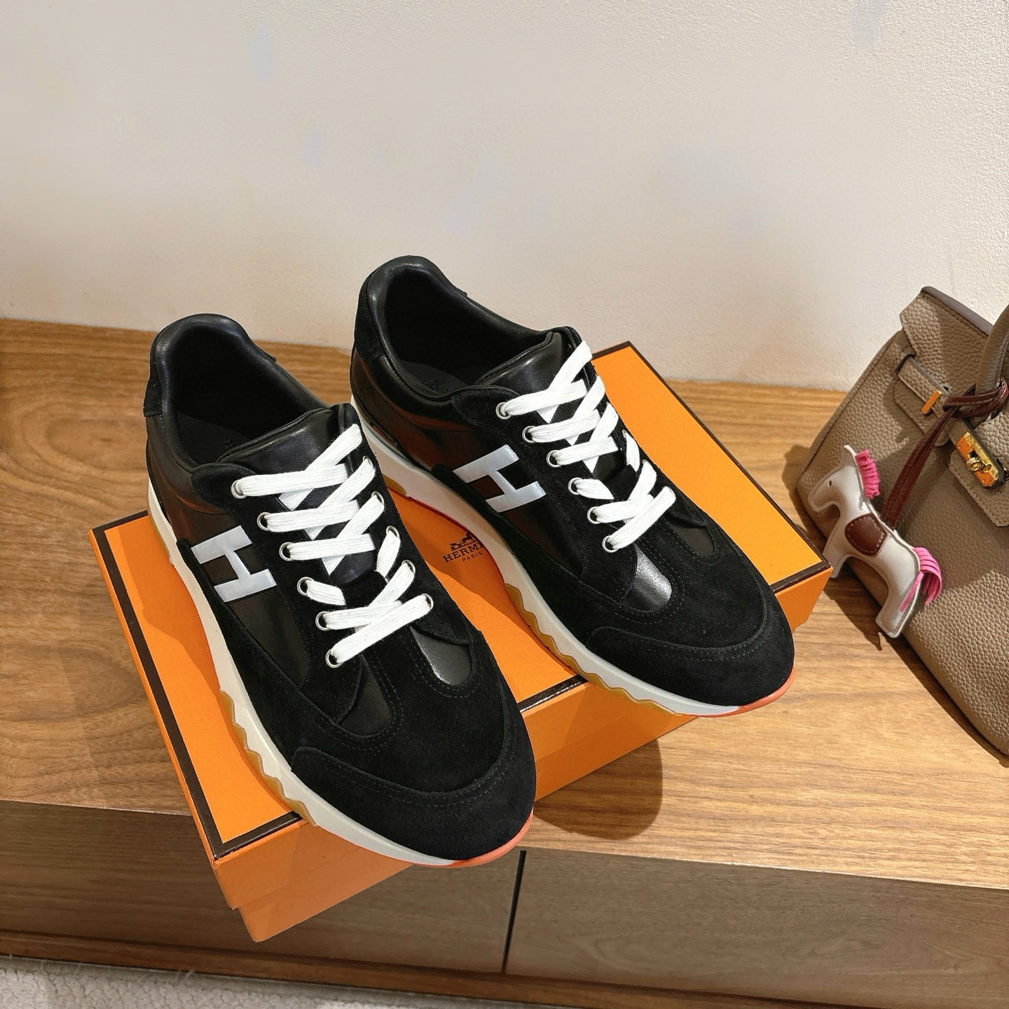 에르메스 신상 트레일 스니커즈