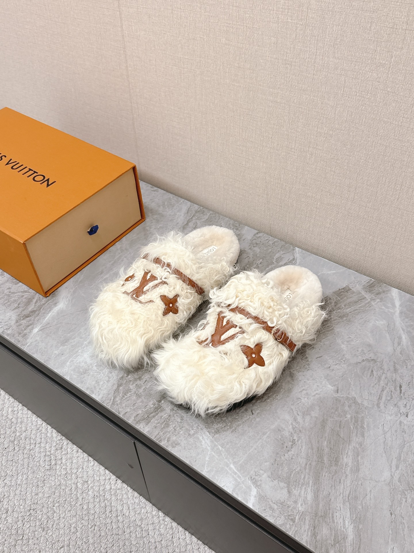 루이비통 신상 털 슬리퍼