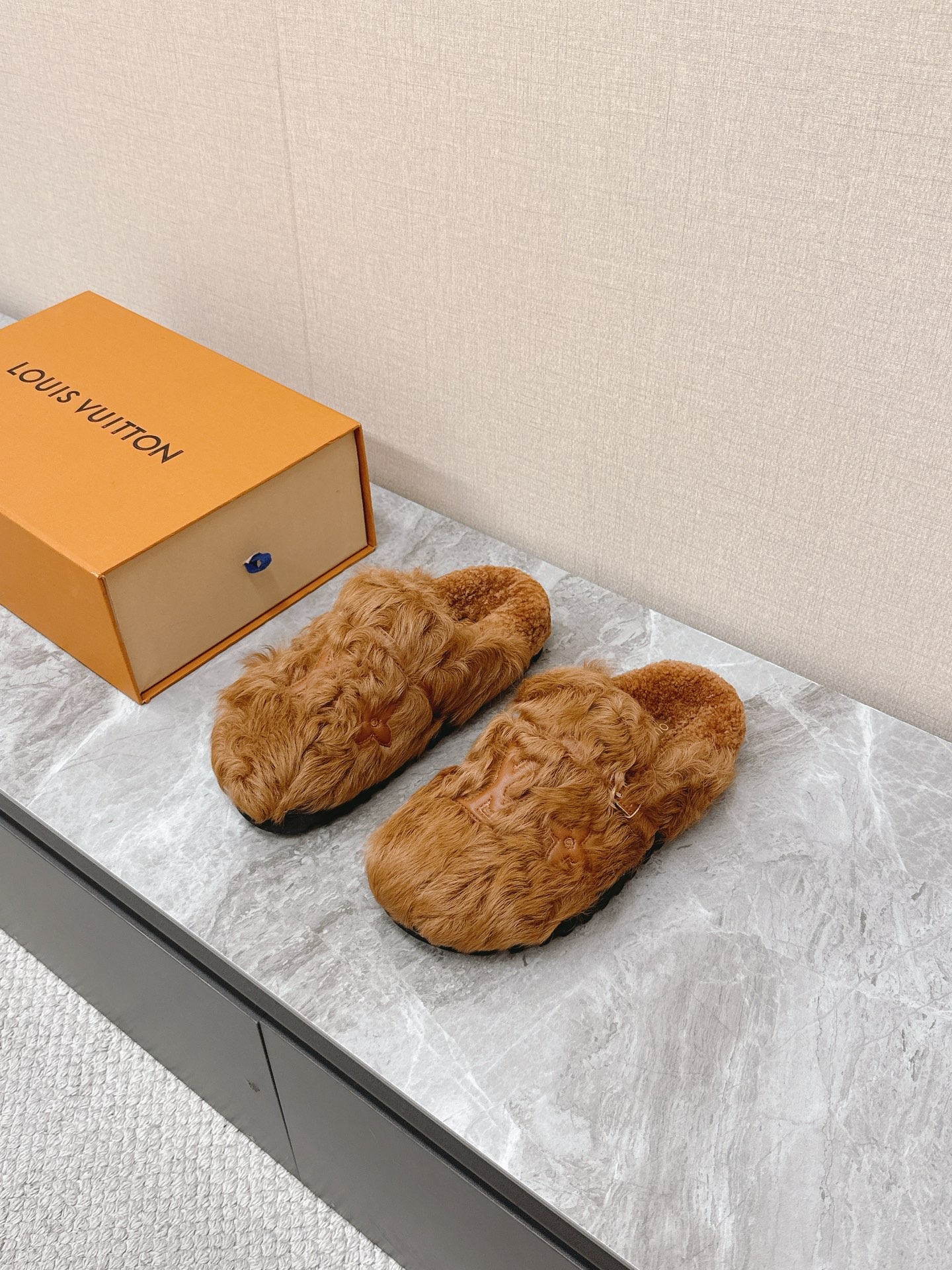 루이비통 신상 털 슬리퍼