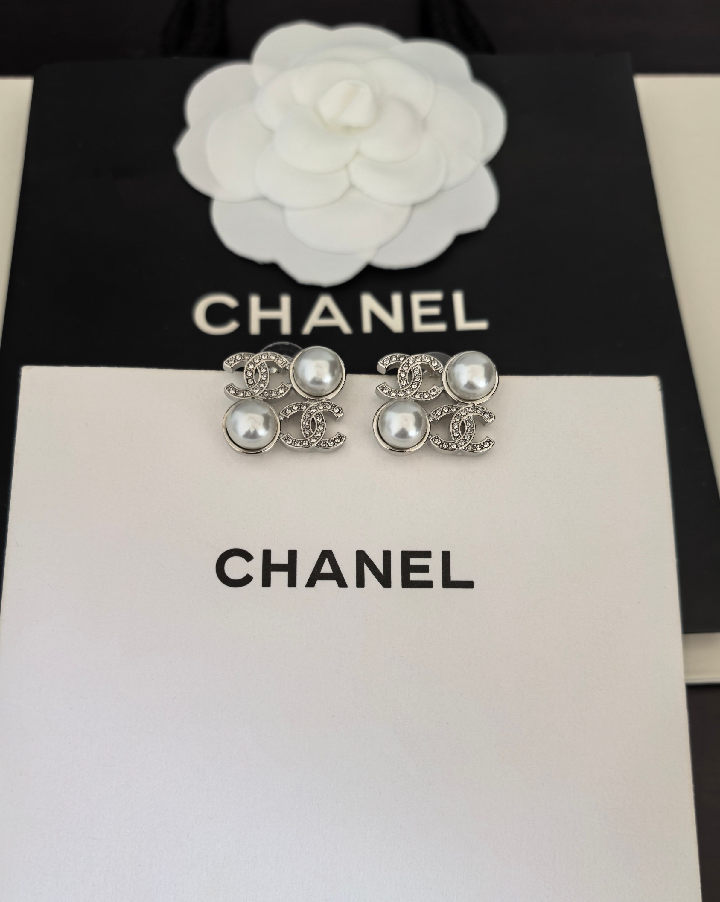 샤넬 신상 화이트골드cc 이어링