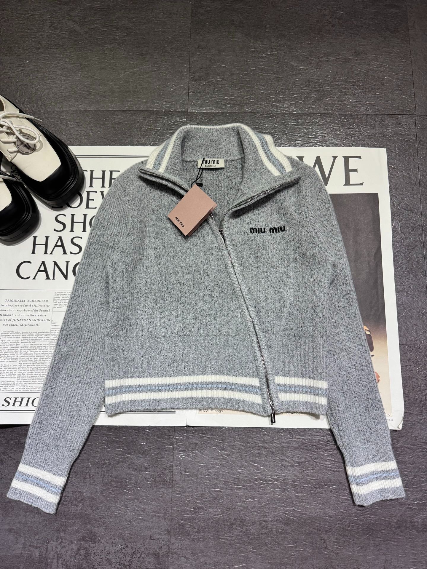 미우미우 26SS 봄 신상 사선 지퍼 가디건