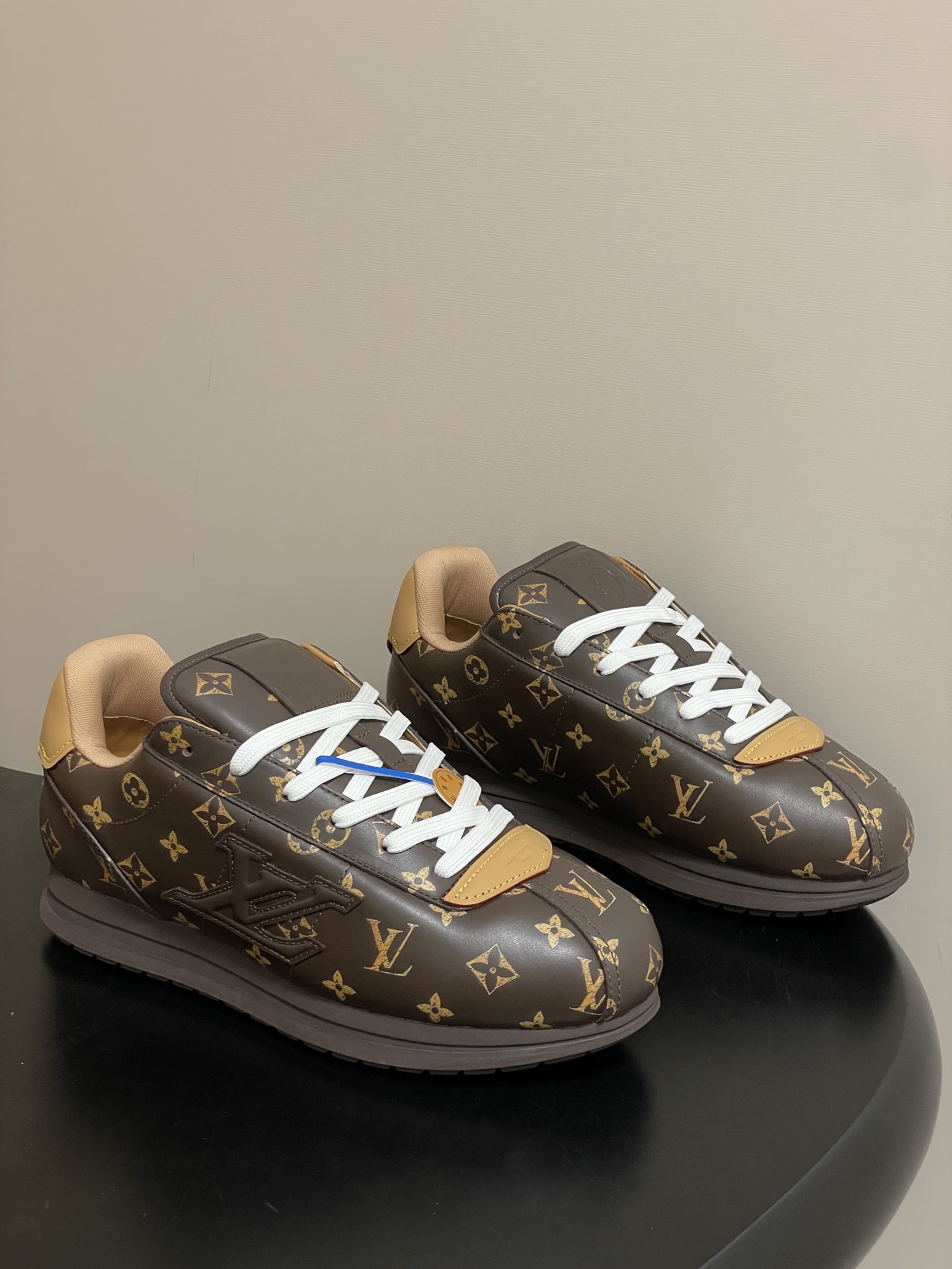 루이비통 버터 소프트 통굽 스니커즈