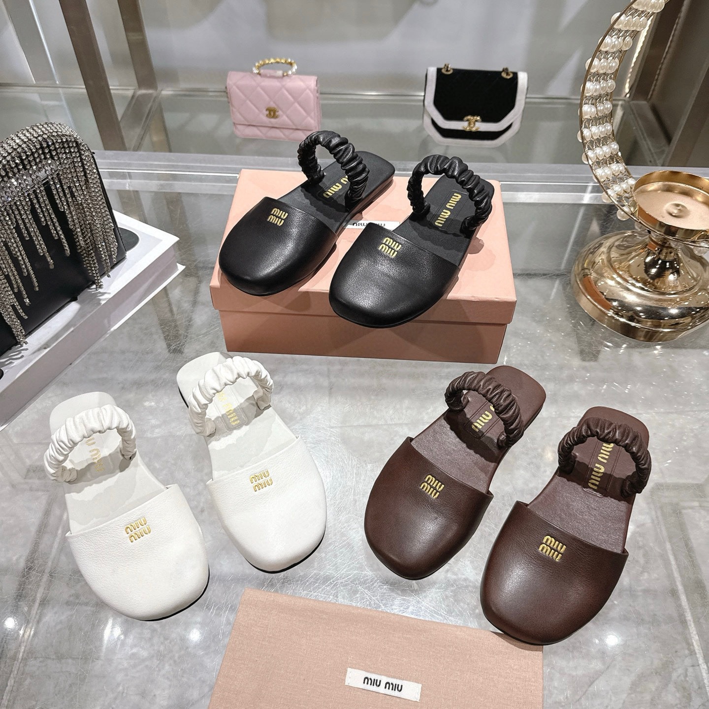 미우미우 신상 밴딩 플랫 샌들