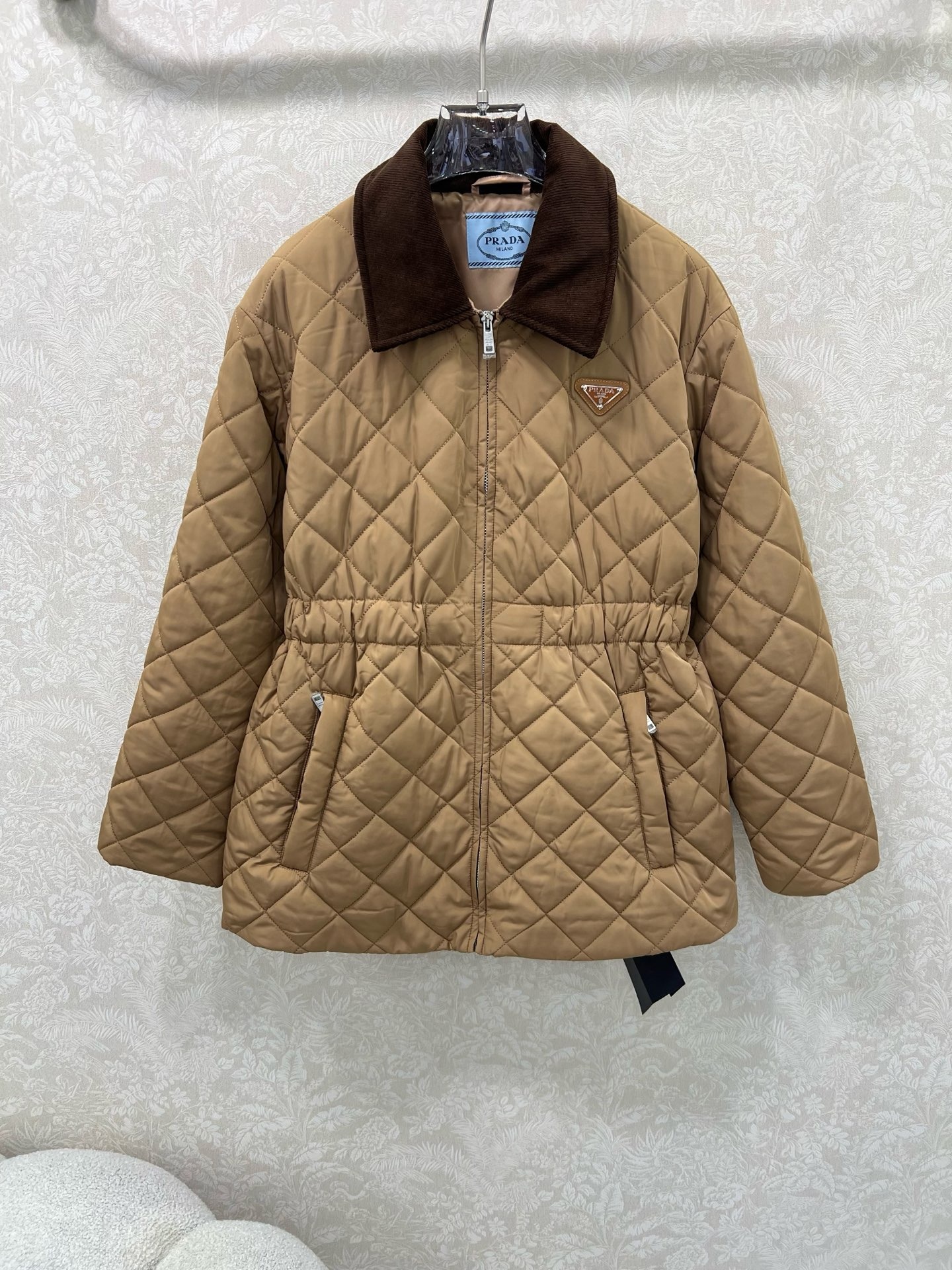 프라다 25 신상 코듀로이 넥 퀼팅 패딩