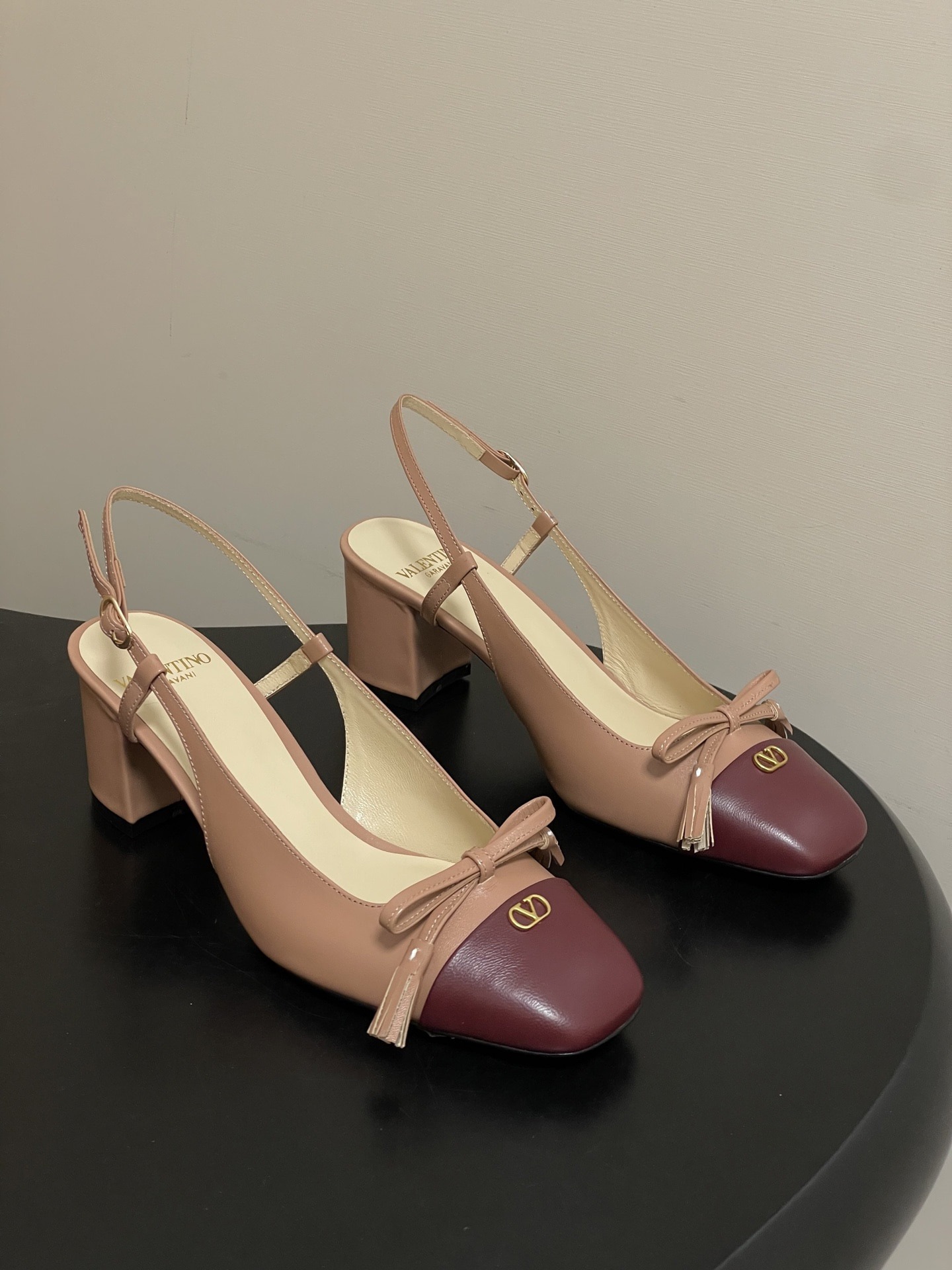 발렌티노 클래식 메탈릭 V버클힐