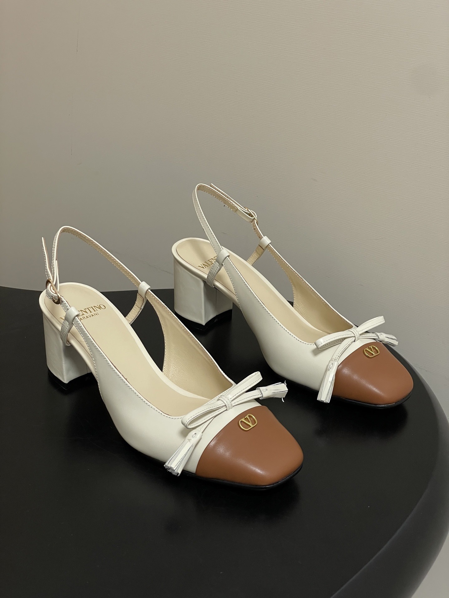 발렌티노 클래식 메탈릭 V버클힐