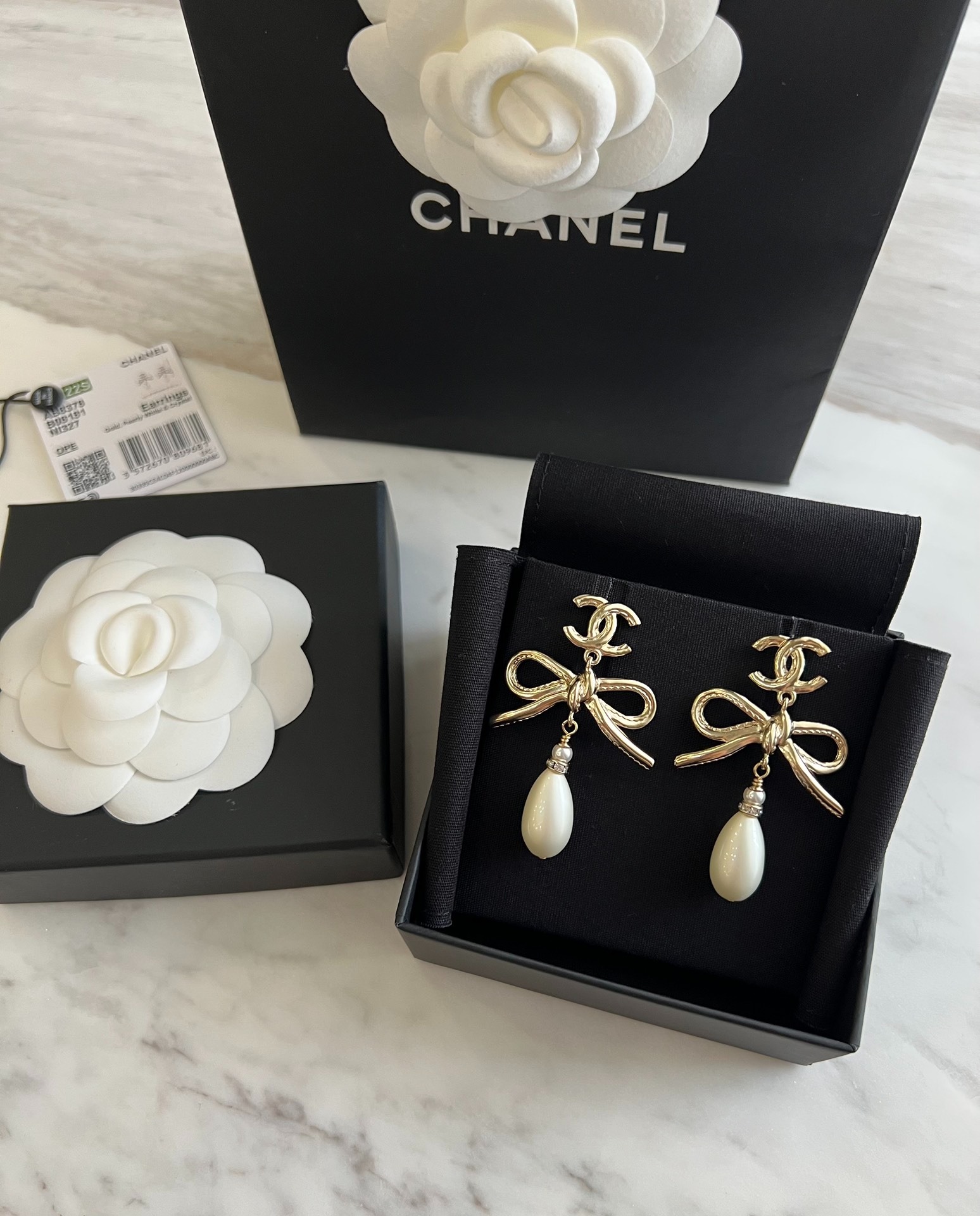 샤넬 신상 리본 진주 더블C 귀걸이