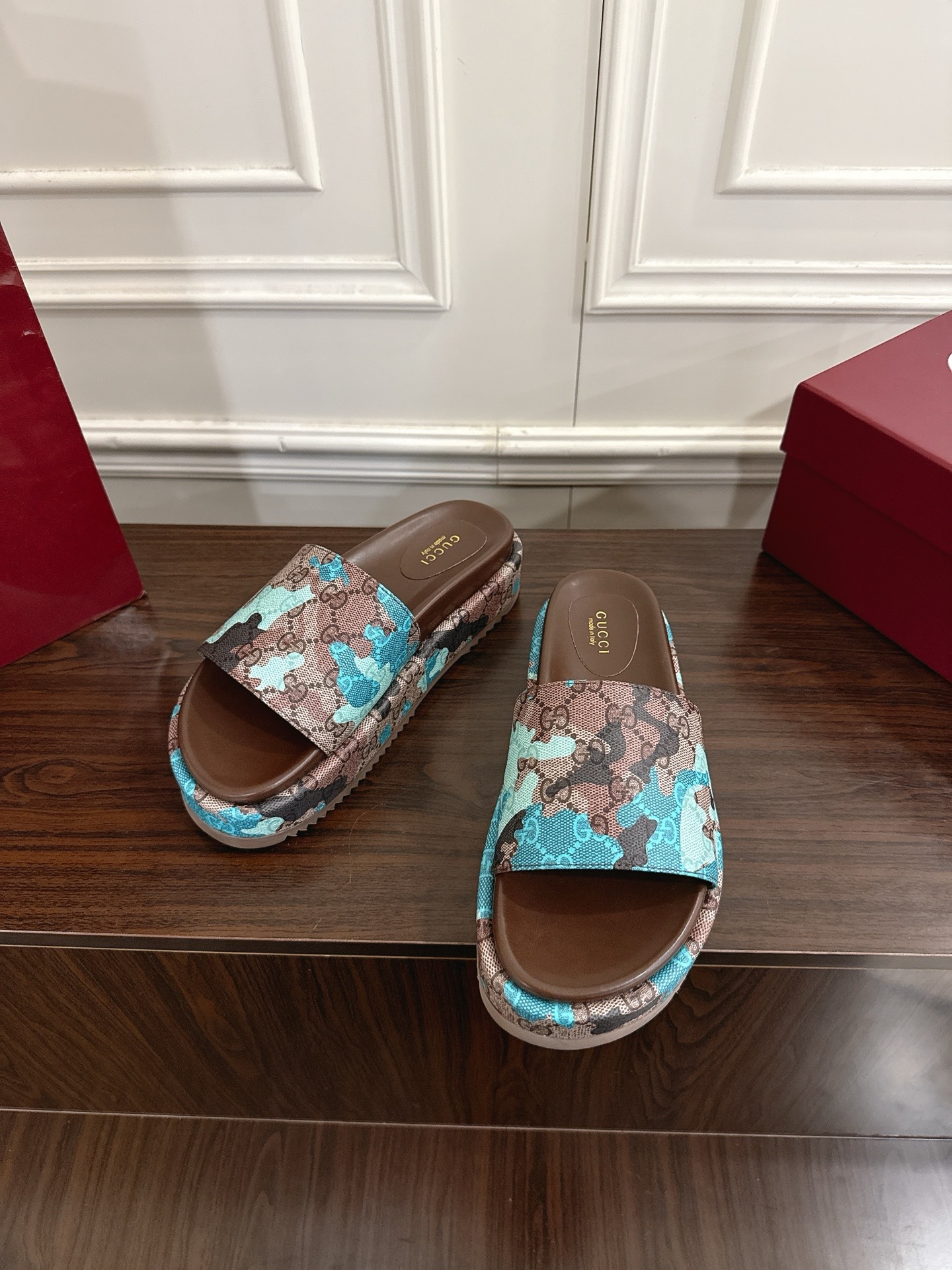 구찌 신상 한정판 프린트 통굽 슬리퍼