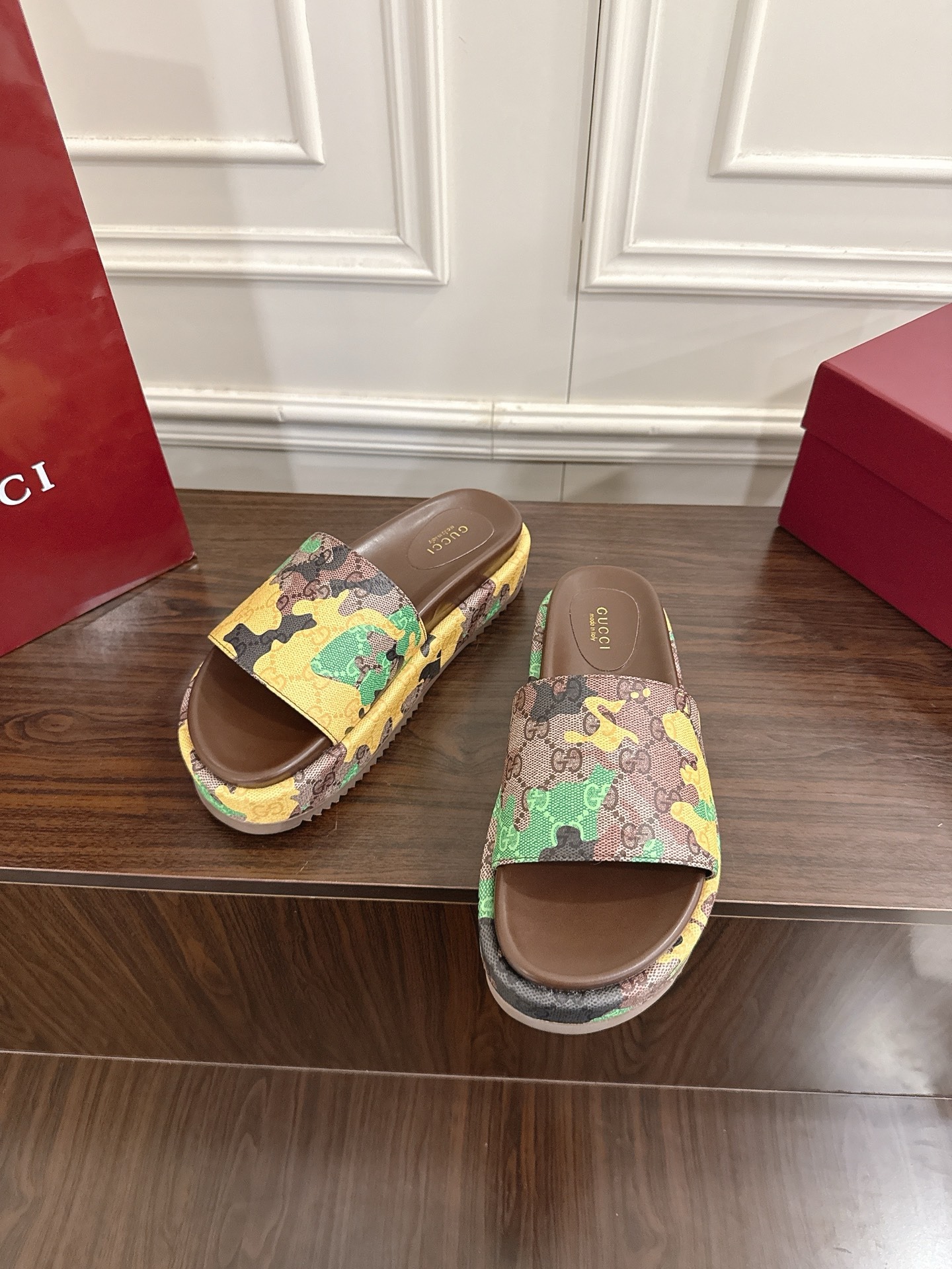 구찌 신상 한정판 프린트 통굽 슬리퍼