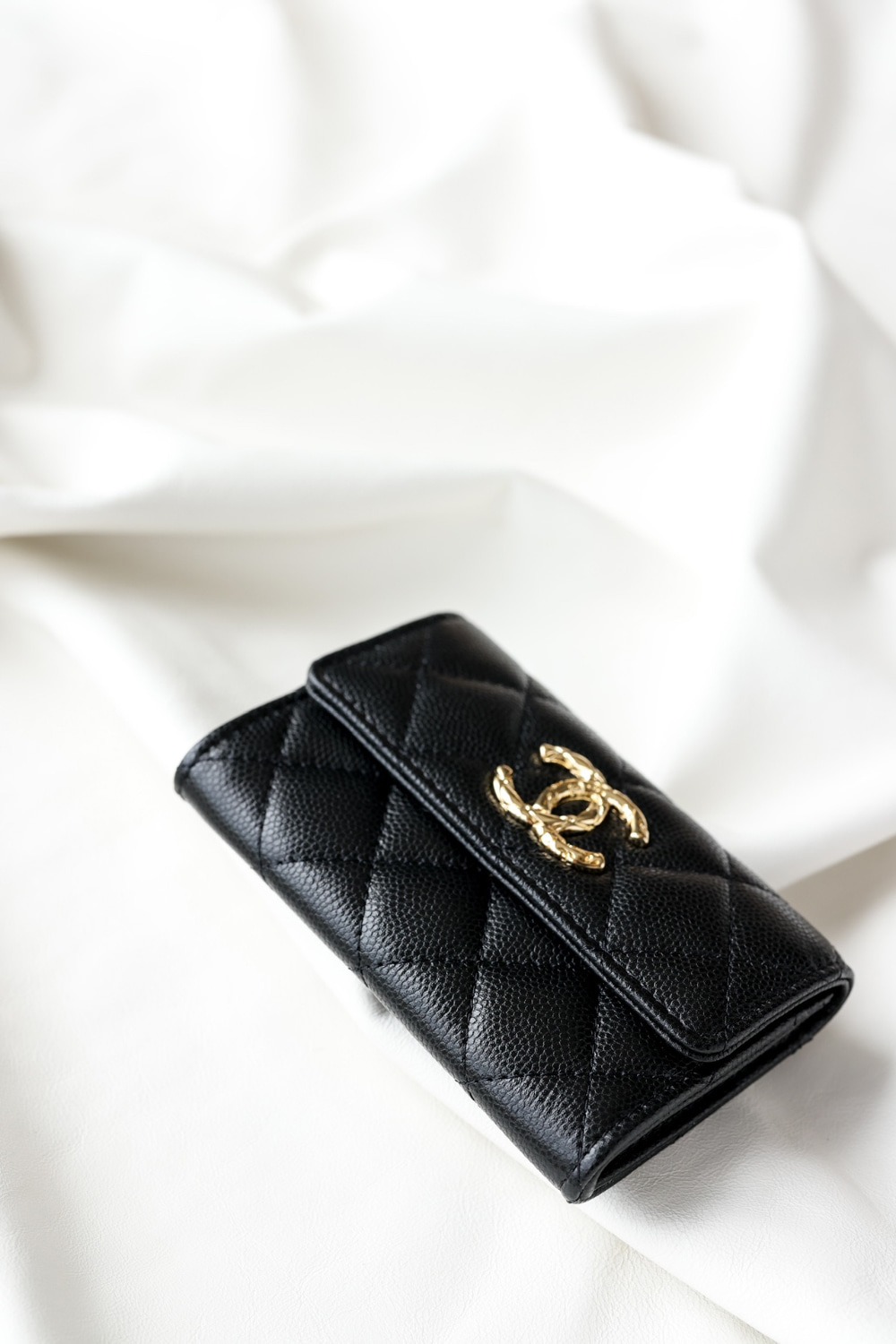 샤넬 24A 공방 컬렉션 CC 로고 캐비어 카드지갑 AP4089