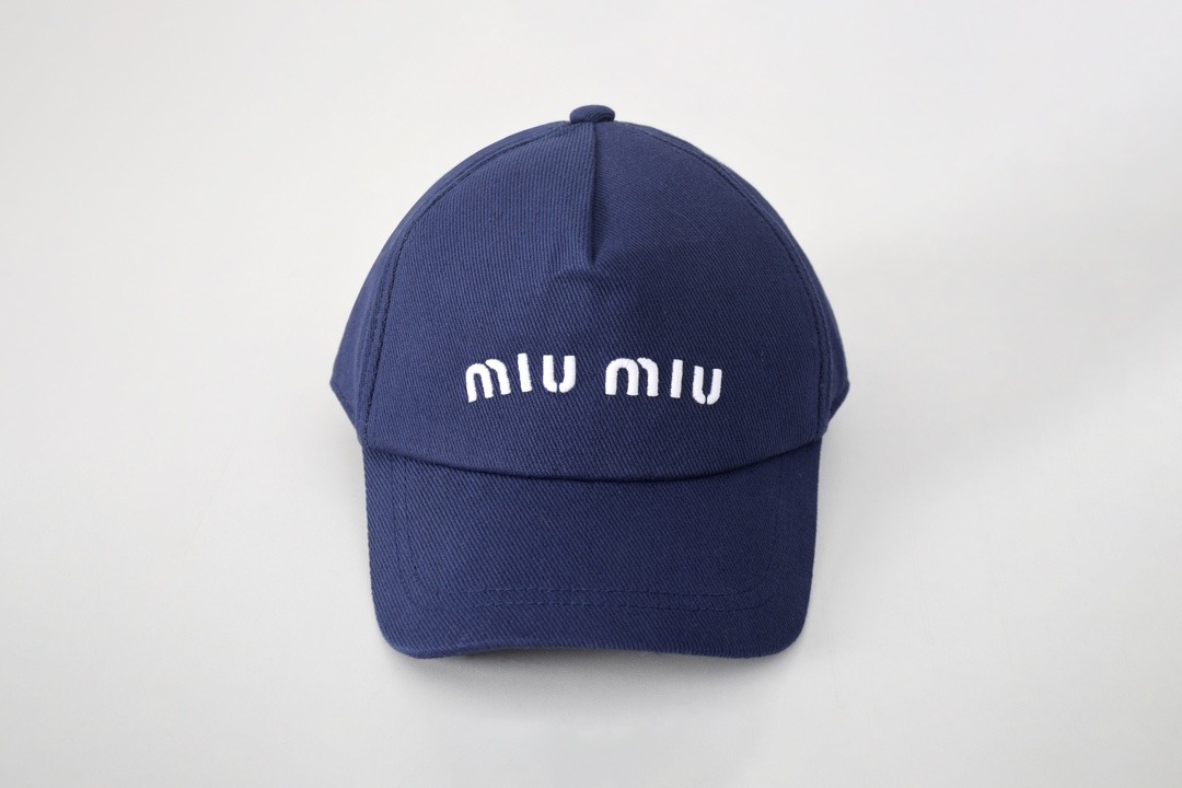 미우미우 24NEW 레터링 자수 로고 스냅백