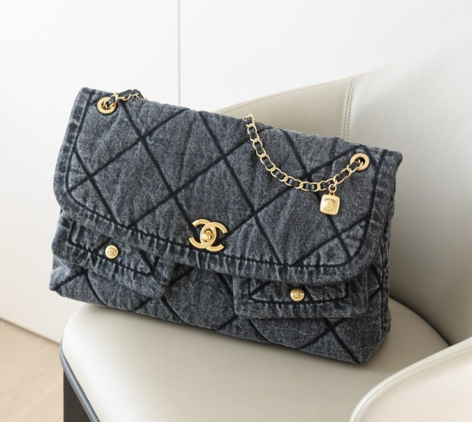 샤넬 2025 워시드 데님 체인 맥시 플랩백